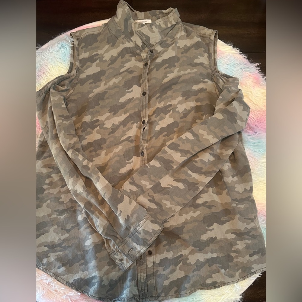 Camo XL top with buttons gently hardly used